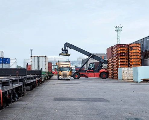 container-stacker-unloads